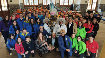 La sardina del Carnaval 2025 de Gijón, con los miembros de las charangas