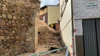 Vecinos de Viguera vuelven seguros a sus casas tras ser desalojados por el derrumbe de la torre de la iglesia