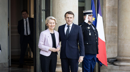 El presidente francés, Emmanuel Macron (d), recibe a Ursula Von Der Leyen (i), presidenta de la Comisión Europea, antes de la reunión informal con los líderes europeos en el Palacio del Elíseo