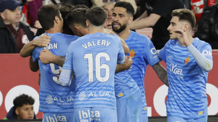 Los jugadores del Mallorca celebran el gol de Martin Valjent