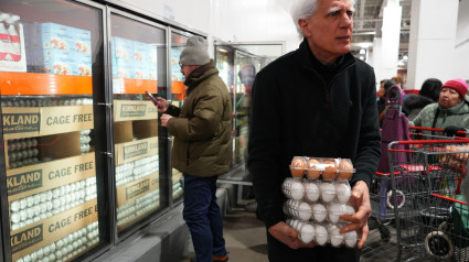 Un cliente sostiene cartones de huevos en un supermercado el 14 de febrero de 2025 en la ciudad de Nueva York.