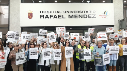 Tercera protesta de los sanitarios de Lorca contra el cierre de la unidad de aislamiento para enfermos con patologías respiratorias