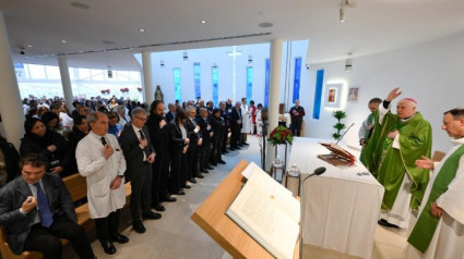 Médicos y enfermeros se reúnen en la capilla del Gemelli para rezar unidos por la recuperación de Francisco