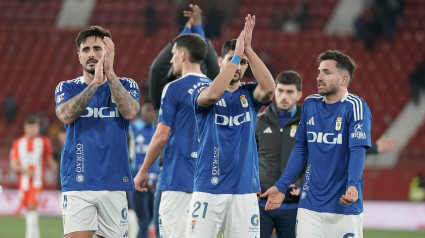 Los jugadores del Real Oviedo aplauden a su afición en Almería.