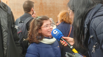 Pilar Cisneros con María, una niña de 10 años que está de peregrinación en Roma y ha mandado un cariñoso mensaje al Papa Francisco