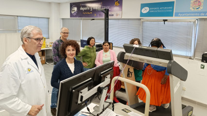 Nicolás Terrados, Susana Aznar, Juan Carlos Guerrero, Rosa Fernández y las dos mujeres bolivianas en las instalaciones del departamento de Medicina del Deporte de Avilés