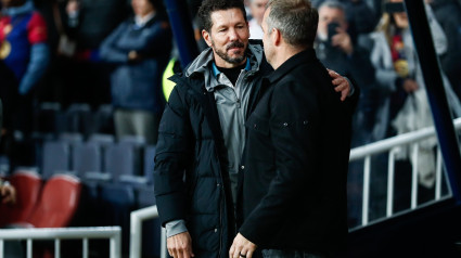 Diego Pablo Simeone, entrenador del Atlético de Madrid, y Hansi Flick, entrenador del FC Barcelona, ​​se saludan durante el partido de semifinales de la Copa de España, Copa del Rey, disputado entre el FC Barcelona y el Atlético de Madrid en el Estadio Olímpico Lluis Companys el 25 de febrero de 2025 en Barcelona, ​​España