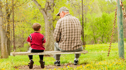 Abuelo y nieto juntos columpiándose