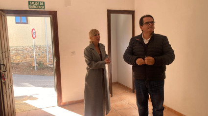 Antonio Jesús Rodríguez visita los apartamentos turísticos de Bacares.