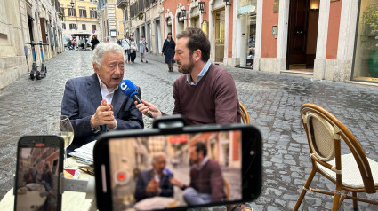 El codirector de 'Mediodía COPE', Jorge Bustos, entrevista a Antonio Pelayo, cronista vaticanista