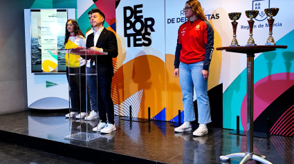 Fran Sánchez , director general de Deportes, junto a jóvenes promesas