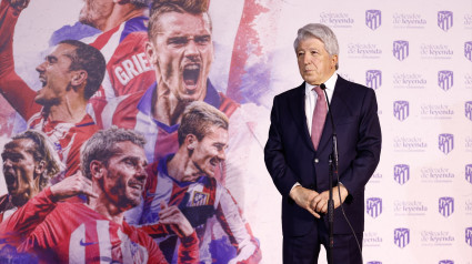 Enrique Cerezo asiste al photocall durante un acto homenaje a Antoine Griezmann celebrado en el estadio Civitas Metropolitano el 15 de febrero de 2024 en Madrid, España