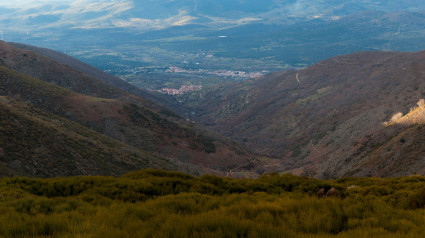 Vista panorámica desde el Puerto de Honduras en Extremadura en invierno de Aldeanueva del Camino, Abadía en el Valle del Ambroz