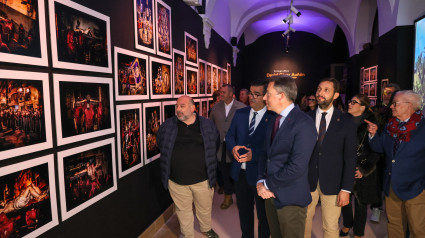 Autoridades y cofrades en el la inauguración del Museo del Vía Crucis