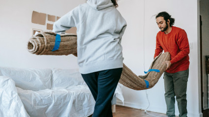 Dos personas realizan una mudanza en un piso