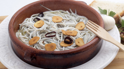 Una ración de angulas, un plato preciado en la gastronomía