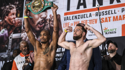 Alberto Puello levanta el título de campeón ante Sandor Martín durante el pesaje previo al comabte.