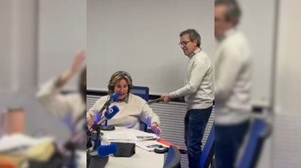 Cristina López Schlichting se salta el guion por el incidente que vive en pleno directo por Paco González: "¡Ay, por favor!"