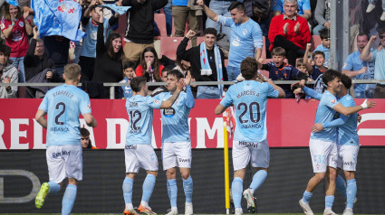 Los jugadores del Celta celebran el gol de Marcos Alonso