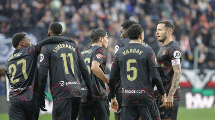 Lukebakio celebra con  sus compañeros el gol del Sevilla