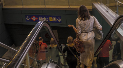 Una subinspectora de la Policía Nacional de Madrid alerta de la última artimaña de los carteristas para quedarse con el PIN de tu tarjeta y robártela