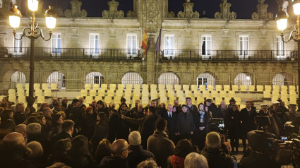 Cientos de personas, entre ellas muchos de sus compañeros del ámbito político, guardaron un minuto de silencio ante la Casa do Concello de Lugo