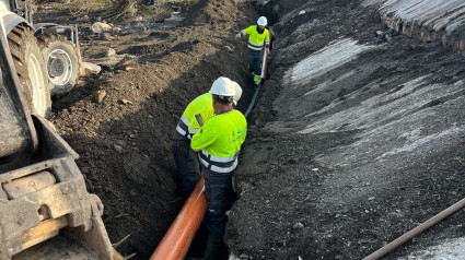 Operarios reparando tuberías en Lorca dañadas por la riada