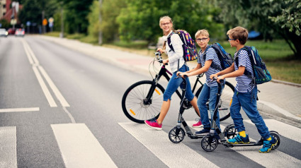 Adolescentes cruzando un paso de peatones