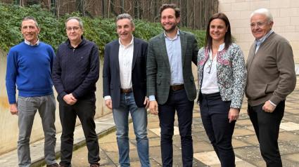 Isaac Claver y José Cebollero junto al presidente del Club Ciclista Edelweiss, Fernando Escartín, y otros miembros del club