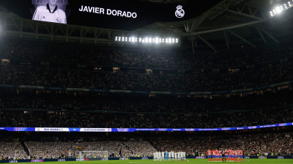 Minuto de silencio en el Santiago Bernabéu por Javier Dorado antes del Real Madrid-Atlético