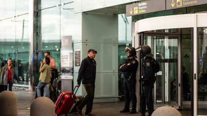 Dos agentes de la Policía Nacional en la puerta del aeropuerto El Prat