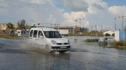 Furgoneta circulando por las aguas de la inundación en la carretera, Javea, provincia de Alicante