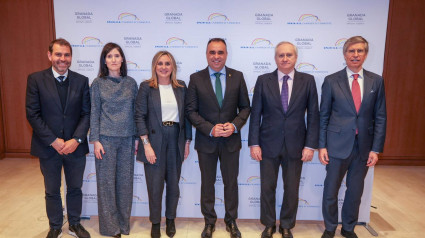 El presidente de la Diputación de Granada, Francis Rodríguez, y la alcaldesa de Granada, Marifrán Carazo, en la foto de familia al inicio del encuentro con inversores en el IESE Business School