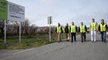 El diputado de Obras Públicas y Vivienda, José Ramón Jiménez, junto al diputado de Asistencia a Municipios y Emergencias, Eduardo Martos, el alcalde de Lanteira, Francis Muñoz, y el alcalde de Alquife, Torcuato Martínez