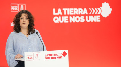 La secretaria de Igualdad del PSOE de Extremadura, Laura Sánchez Quintero, en rueda de prensa