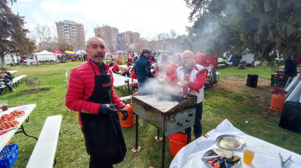 Las peñas han participado con sus tradicionales calderetas y bocadillos