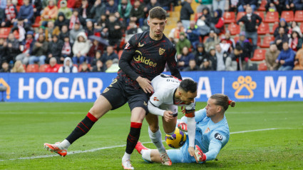 MADRID, 01/03/2025.- El portero noruego del Sevilla Ørjan Nyland (d) para un balón ante Alvaro García (c) del Rayo Vallecano este sábado, en el partido de la jornada 26 de LaLiga EA Sports, entre el Rayo Vallecano y el Sevilla FC, en el estadio de Vallecas, en Madrid. EFE/ Zipi Aragón