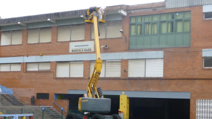 Un operario trabajando en la retirada de amianto en el Colegio Marcelo Gago