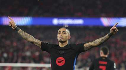 Raphinha celebra el primer gol del Barcelona contra el Benfica.