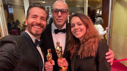 Damián Perea y los directores del corto de animación ganador del Oscar