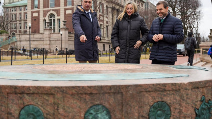 De izquierda a derecha, el presidente de la Diputación de Granada, Francis Rodríguez, la alcaldesa de la capital granadina, Marifrán Carazo, y el director gerente de la Cámara, Joaquín Rubio, en la Universidad de Columbia