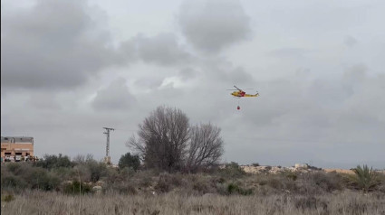 Los bomberos enfrían la nave donde se ha producido la explosión.