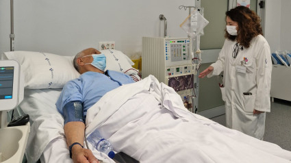 Antonio Álvarez, paciente, junto con Minerva Rodríguez, médico del HUCA, durante su tratamiento