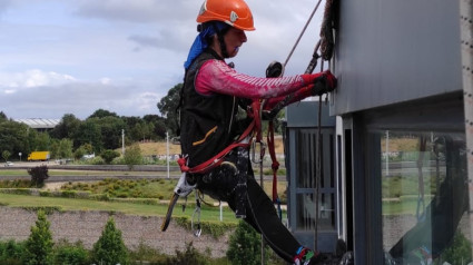 Maruxa Barros realizando un trabajo en vertical