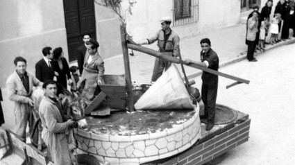 Varias personas acuden a la Fiesta del Olivo en Toledo en 1958