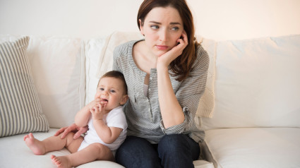 Madre con bebé recién nacido sufre depresión posparto