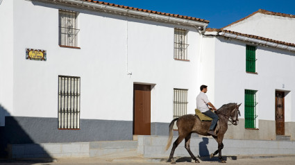 A caballo en una calle de Higuera de la Sierra, en el Parque Natural de la Sierra de Aracena y Picos de Aroche en Huelva