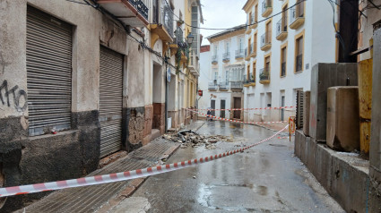 La calle Selgas acordonada por la caída de una cornisa