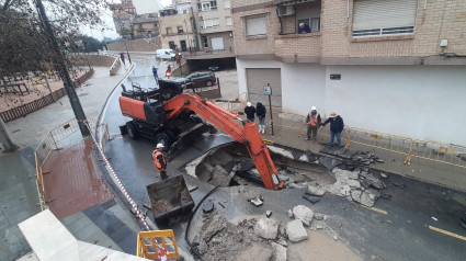 El agua, levantó el asfalto de la Carretera de Caravaca, en el Barrio de San Cristóbal de Lorca