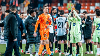 Los jugadores del Barcelona celebran la victoria en Mestalla.2025.02.06 WalencjaFootball, Spain, Copa del Rey, 2024/2025 seasonValencia CF - FC BarcelonaWojciech SzczesnyCredit: Mateusz Porzucek PressFocus *** Local Caption *** 59310083